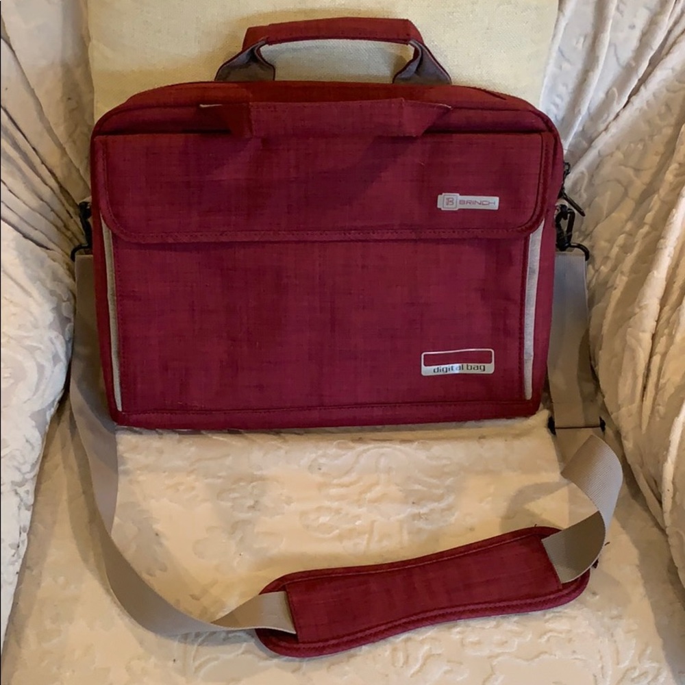 Crossbody messenger laptop bag